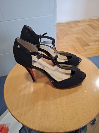 Zapato de fiesta Mustang negro tacón