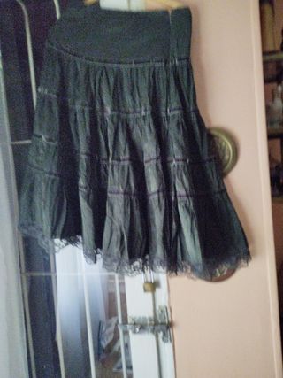 Falda larga con volantes y encaje