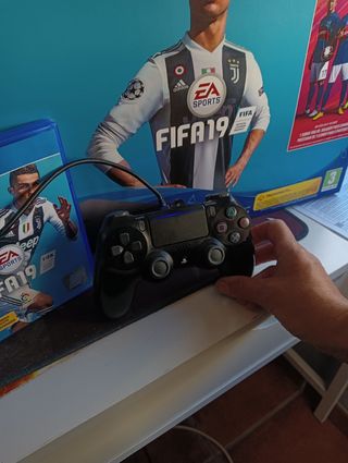 PS4 Slim 1TB Negra + Mando + FIFA 19