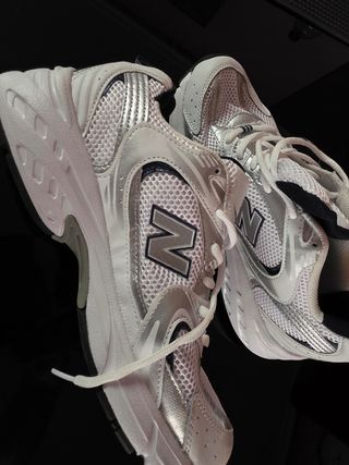 Zapatillas New Balance Plata y Blanco nuevas