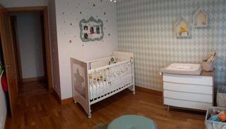 Cuna de bebé blanca con estrella