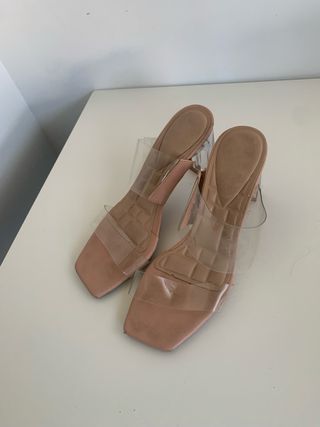 Sandalias tacón nude tiras transparentes