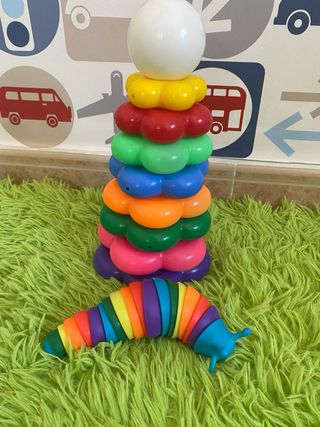 Juguetes apilables y oruga multicolor
