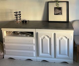 Cómoda de madera con cajones y puertas