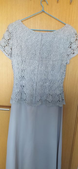 Vestido de fiesta gris claro con encaje