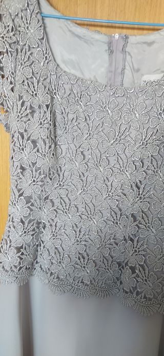 Vestido de fiesta gris claro con encaje
