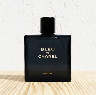 Bleu de Chanel Parfum 100 ml con su caja.