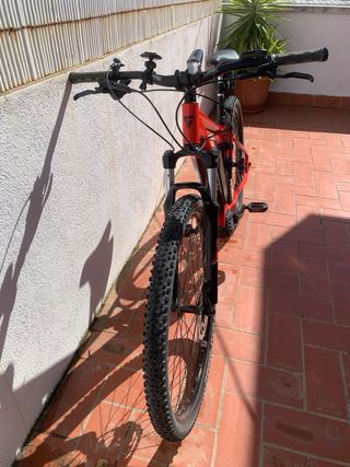 Bicicleta Eléctrica Roja . Marca Conor Tremble