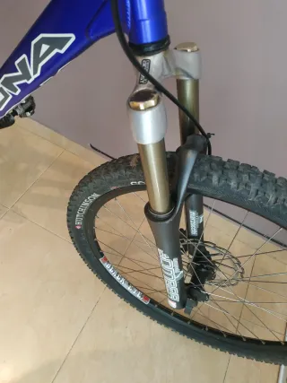 Bicicleta de Montaña kona M mejorada f.hidraulicos