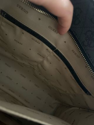 Bolso Guess Negro y Dorado