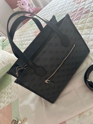 Bolso Guess Negro y Dorado