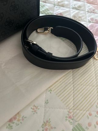 Bolso Guess Negro y Dorado