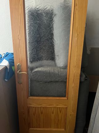 Puerta de madera con cristal
