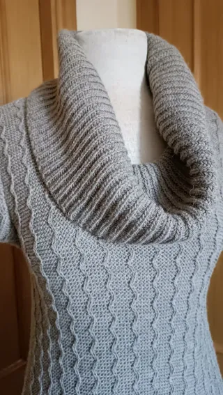 Vestido de lana beige con cuello vuelto 