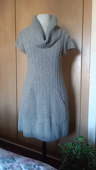 Vestido de lana beige con cuello vuelto 