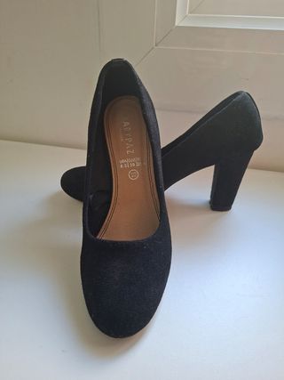 Zapatos de tacón negros ante.

