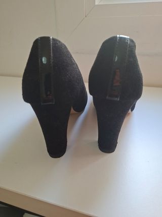 Zapatos de tacón negros ante.
