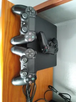 Consola PS4 Slim 1TB SSD + 3 Mandos