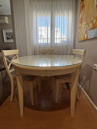 Mesa Comedor extensible con cuatro sillas. 