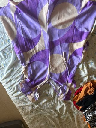 Mono estampado geométrico morado y beige