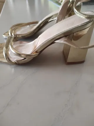 Zapatos de fiesta dorados