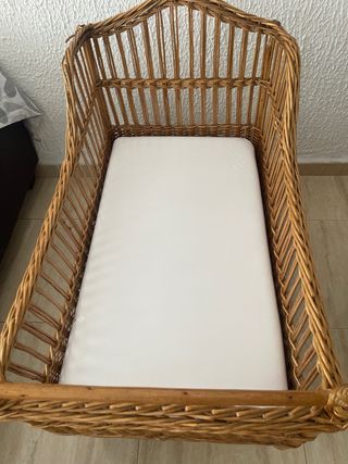 Cuna de mimbre para bebé