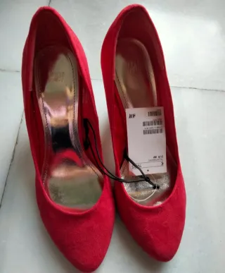 ZAPATOS DE TACÓN ROJOS H&M.