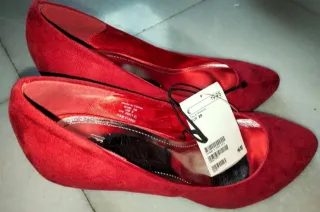 ZAPATOS DE TACÓN ROJOS H&M.