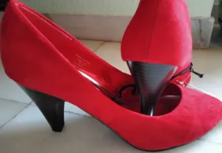 ZAPATOS DE TACÓN ROJOS H&M.