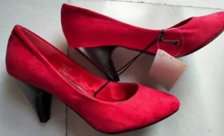 ZAPATOS DE TACÓN ROJOS H&M.
