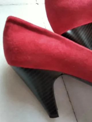 ZAPATOS DE TACÓN ROJOS H&M.
