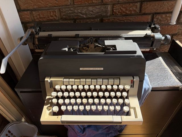 Máquina de escribir Olivetti Linea 98