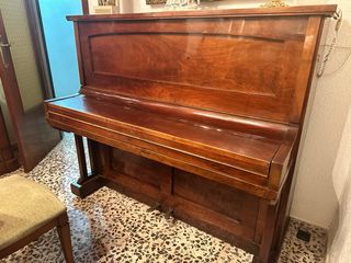 Piano antiguo sin cola (+50 años). 