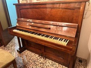 Piano antiguo sin cola (+50 años). 