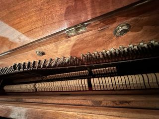 Piano antiguo sin cola (+50 años). 