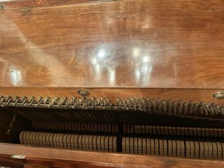 Piano antiguo sin cola (+50 años). 