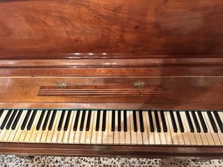 Piano antiguo sin cola (+50 años). 