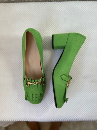 Zapatos de tacón verde con flecos
Sin uso.