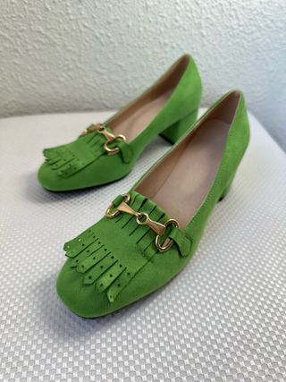Zapatos de tacón verde con flecos
Sin uso.