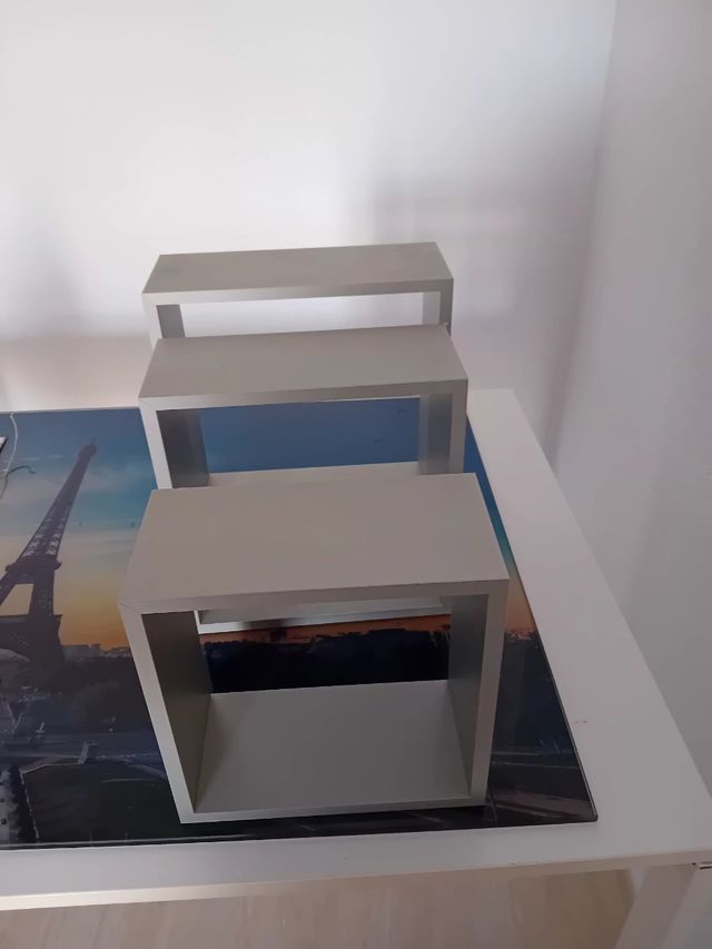 Estantería gris de madera