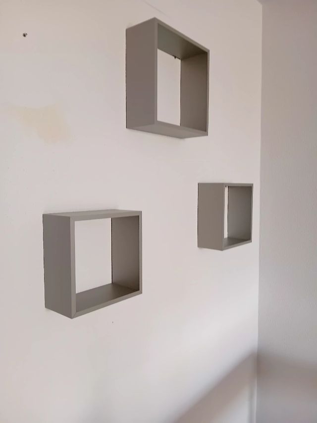 Estantería gris de madera