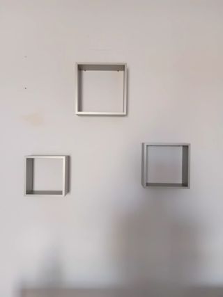 Estantería gris de madera