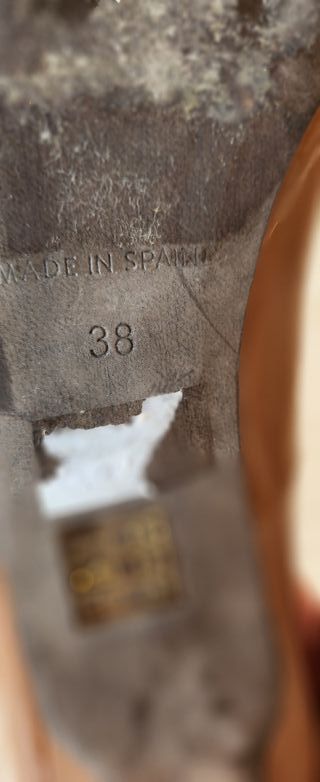 Zapatos de piel hechos en España.