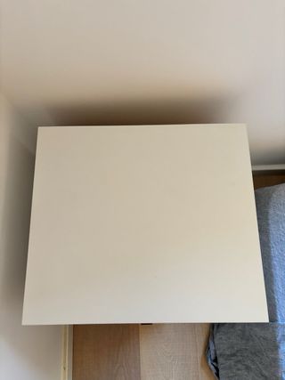 Mesita de noche blanca con tiradores de cuero