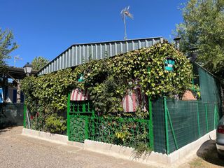 Parcela con patio y jardín.