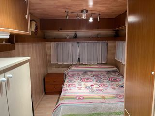 Parcela con patio y jardín.