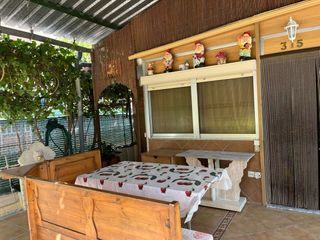 Parcela con patio y jardín.