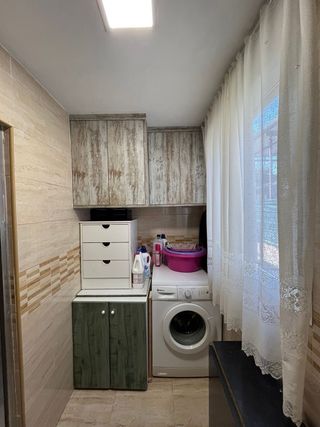 Parcela con patio y jardín.