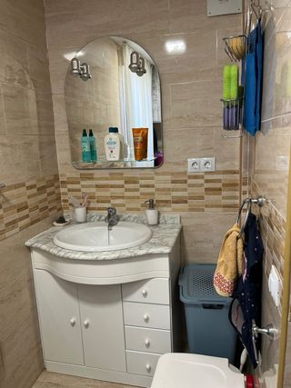 Parcela con patio y jardín.