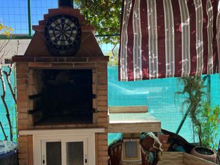 Parcela con patio y jardín.